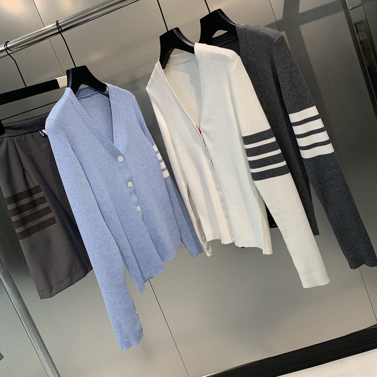 V-neck knitted cardigan(复制) THOM TREND